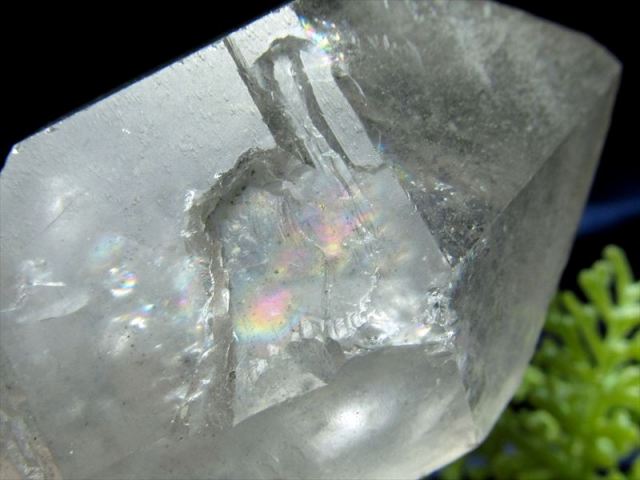 虹入り 水入り エレスチャル 骸骨水晶 ランダムカット原石 木製台座