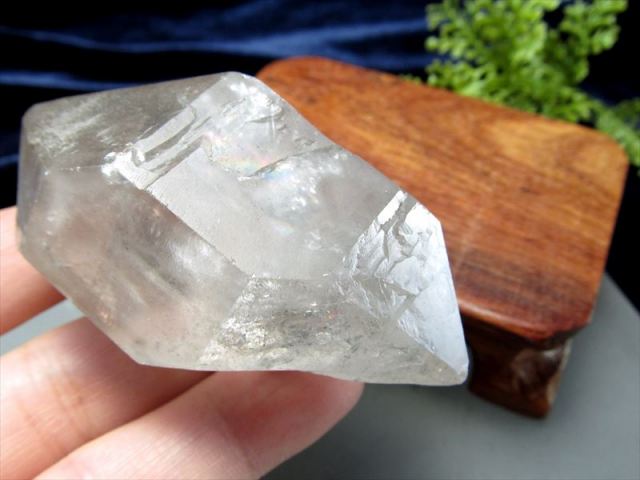 虹入り 水入り エレスチャル 骸骨水晶 ランダムカット原石 木製台座