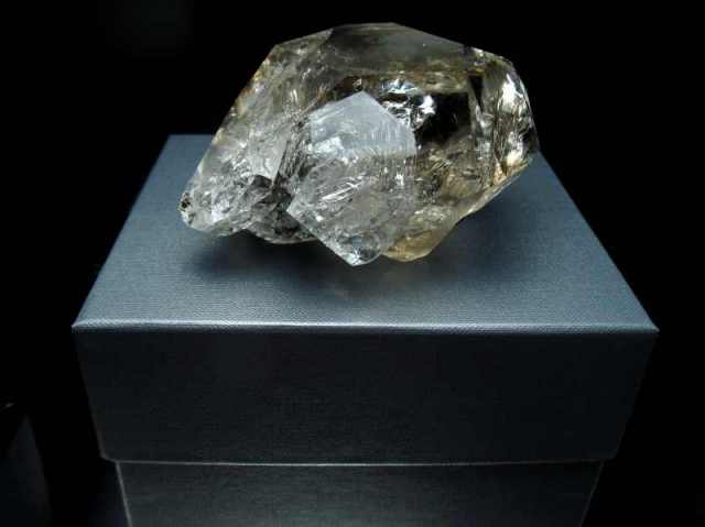 虹たっぷり 特大サイズ ハーキマーダイアモンド水晶 最大幅98mm