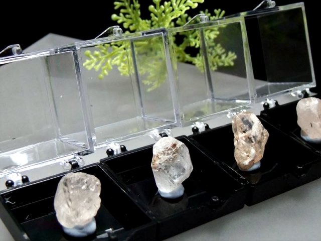 パキスタン スカルドゥ産 ライトピンクトパーズ原石