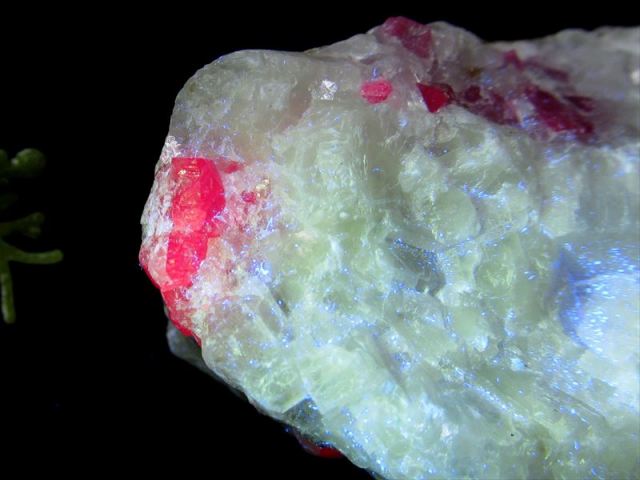 ブラックライトで光る 天然ルビー 母岩付き 原石 78g 天然ルビー 宝石