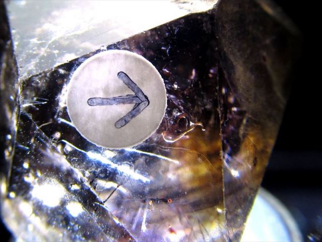 2ヶ所に水入り！虹入り スーパーセブン 結晶原石 幅約41mm 重さ17.5g