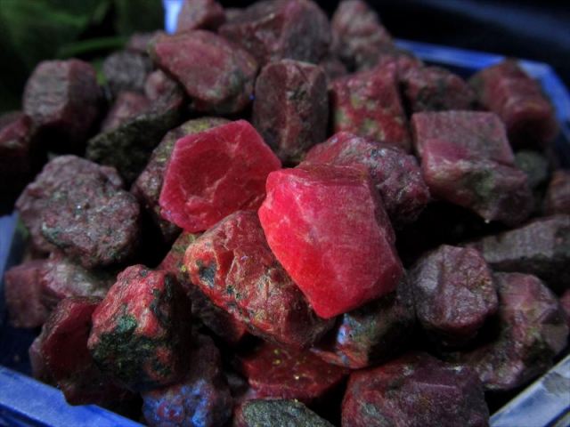 ☆数量限定☆希少☆世界四大宝石【50g母岩付き天然ルビー『紅玉』ラフ