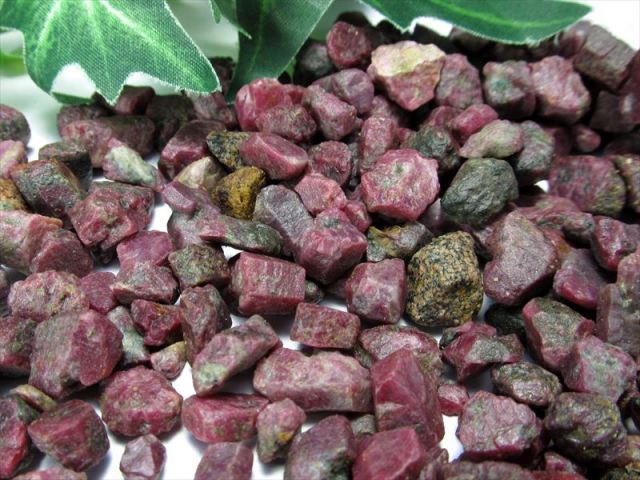 ブラックライトで光る 天然ルビー ラフ原石 さざれ 約50グラム