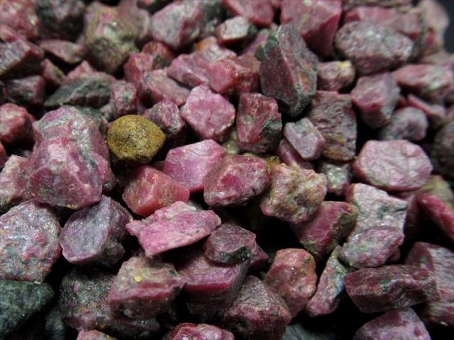 ☆数量限定☆希少☆世界四大宝石【50g母岩付き天然ルビー『紅玉』ラフ