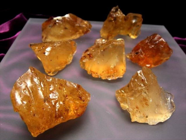 虫入り!! 琥珀(アンバー) 原石(天然コパール) 約20g-40g ブラックライトで変色 インドネシア産