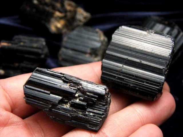 1個売り ブラックトルマリン(電気石)結晶 原石 重さ 20g-40g 心身を 