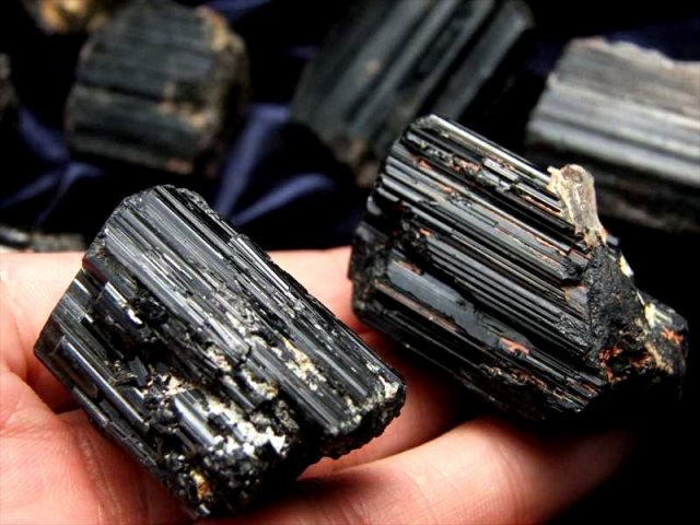 1個売り ブラックトルマリン(電気石)結晶 原石 重さ 20g-40g 心身を 