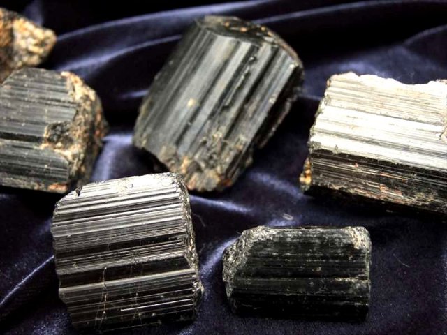1個売り ブラックトルマリン(電気石)結晶 原石 重さ 20g-40g 心身を 