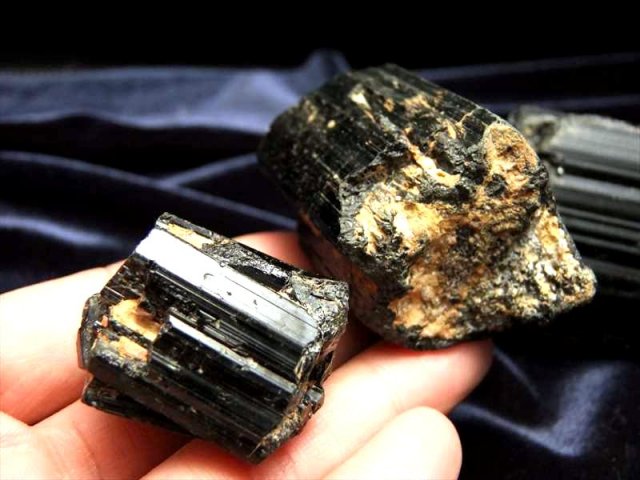 ブラックトルマリン原石 10キロ 1個売り ブラックトルマリン(電気石)結晶 原石 重さ 120g-140g