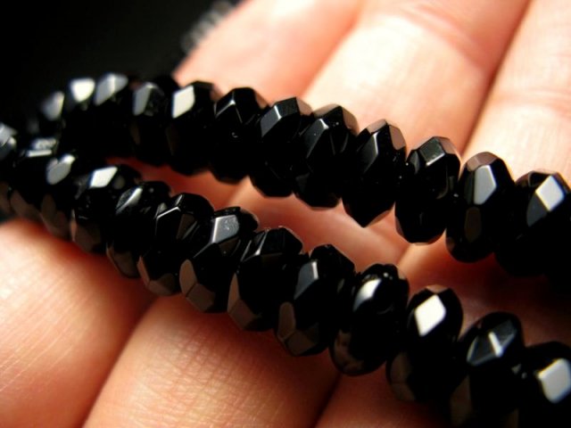 激安宣言 オニキスきらきらボタンカット 約6mm（厚み約4mm） オニキスボタンカット(黒瑪瑙) 一連 約37-39cm 極上 天然石 ビーズ