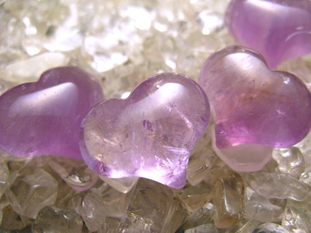 ラベンダーアメジスト ハート型 タンブルハート彫り サイズ 横25ミリ 縦21ミリ ぷっくりかわいいハート ラベンダーアメジスト パワーストーン tn-