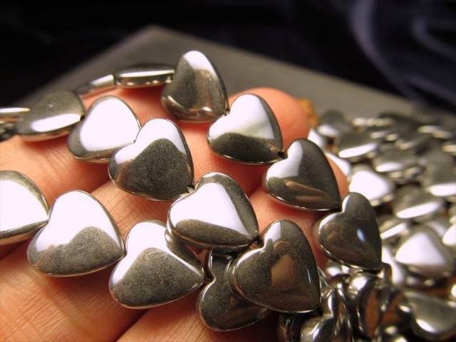激安宣言 ハート型 約10mm珠 ヘマタイト 赤鉄鉱 一連 約37-39cm 高級感漂うシルバーメタリック ブラジル産 geki rn-s パワーストーン 天然石