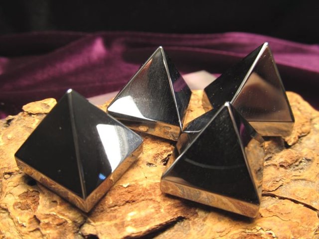 テラヘルツ鉱石 ピラミッド 大 携帯用ポーチ付き 高さ約19mm-23mm前後×幅約20mm-22mm前後 つやつや光沢で鏡のような表面 大人気 ピラミッド型 話題の 高純度