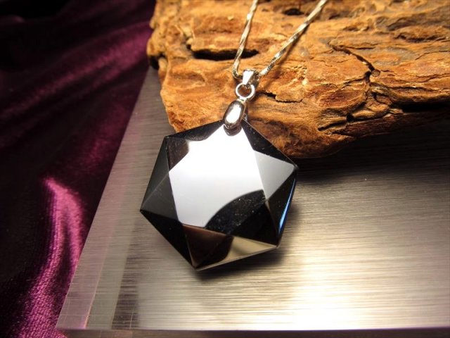 テラヘルツ鉱石 六芒星 ペンダントトップ 中サイズ 縦約25mm-30mm 1個売り カットの美しい六芒星 つやつや光沢 話題の 高純度 テラヘルツ 鉱石 2026年