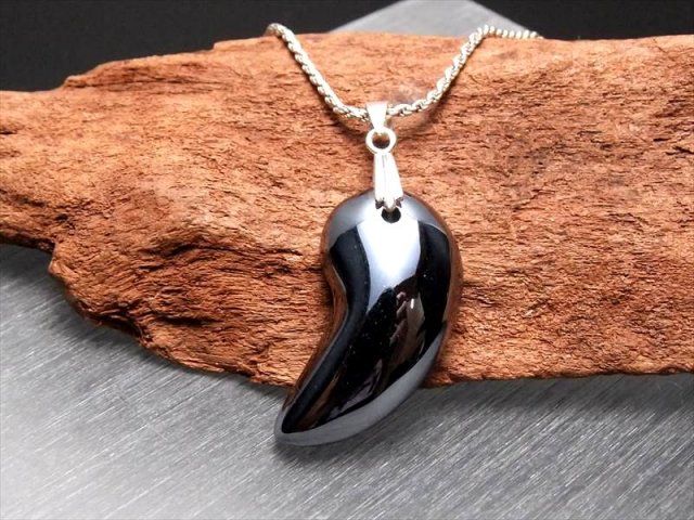 テラヘルツ鉱石 勾玉型 ペンダントトップ 小サイズ 縦約30mm-35mm 重さ5g前後 1個売り 勾玉 つやつや光沢 話題の 高純度 テラヘルツ 鉱石 2020年