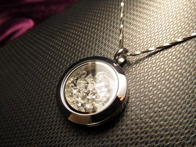 美麗 ハーキマーダイアモンド結晶入りステンレスケーストップ ニューヨーク州ハーキマー地区産 pe-