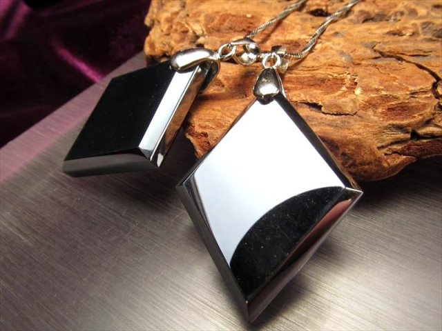 テラヘルツ鉱石 ひし形 ペンダントトップ 小サイズ 縦約35mm 1個売り