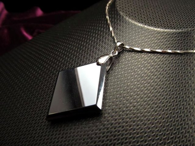 テラヘルツ鉱石 ひし形 ペンダントトップ 小サイズ 縦約35mm 1個売り