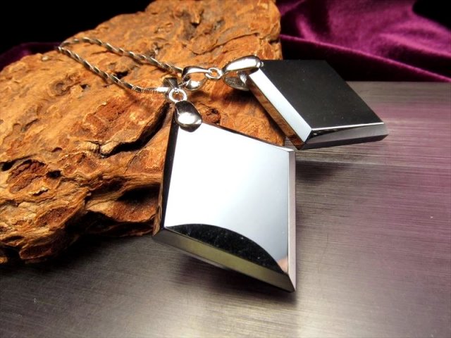 テラヘルツ鉱石 ひし形 ペンダントトップ 小サイズ 縦約35mm 1個売り