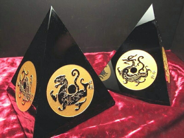 オブシディアン 四神彫り ピラミッド置物 高さ11cm前後 黒曜石使用 ok-s