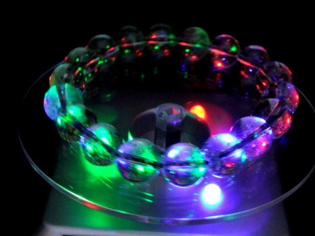 売切り LED発光の回転台座 本体 シルバー 5パターンの発光 透明な天然石のディスプレイに LED回転ディスプレイ台 本体幅約10.0cm 台座面幅約9cm 高さ約4.9cm