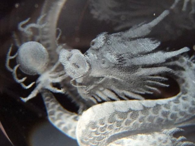 幻想的に浮かび上がった五本爪の龍 龍神 クリスタルガラス製 人工水晶