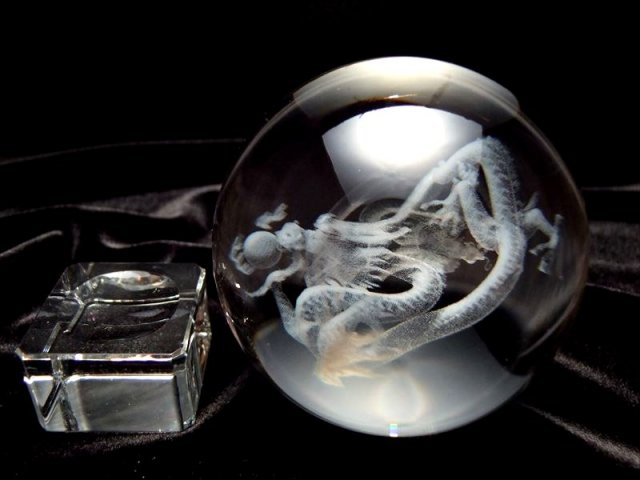 幻想的に浮かび上がった五本爪の龍 龍神 クリスタルガラス製 人工水晶