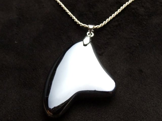 テラヘルツ鉱石 かっさ ハート型(フィン型)ペンダントトップ 縦約41mm