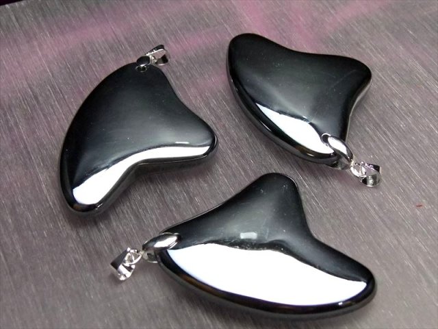 テラヘルツ鉱石 かっさ ハート型(フィン型)ペンダントトップ 縦