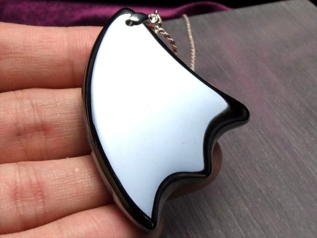 テラヘルツ鉱石 かっさプレート型 ペンダントトップ 縦約54mm 重さ約18g 1個売り つやつや光沢 話題の 高純度 テラヘルツ 鉱石 2026年 検査機関にて検査済み