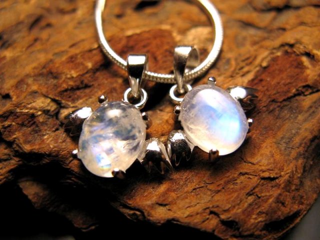 激安宣言 3A ブルームーンストーン エンジェル ペンダントトップ 縦約8.5mm-10mm 1個売り 天使トップ シルバー925 インド産 geki-tensiA17 pe-s