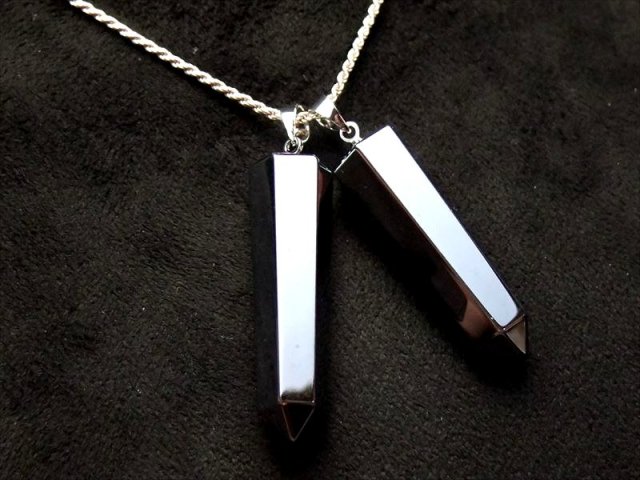 テラヘルツ鉱石 六角ポイント ペンダントトップ 縦約32-40mm前後 1個売り シンプル カットの美しい六角柱 つやつや光沢 話題の 高純度 テラヘルツ 鉱石