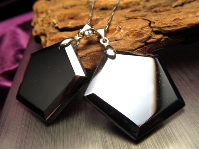 テラヘルツ鉱石 五角形プレートタイプ ペンダントトップ 縦約28-30mm 1個売り つやつや光沢 話題の 高純度 テラヘルツ 鉱石 2026年 検査機関にて検査済み