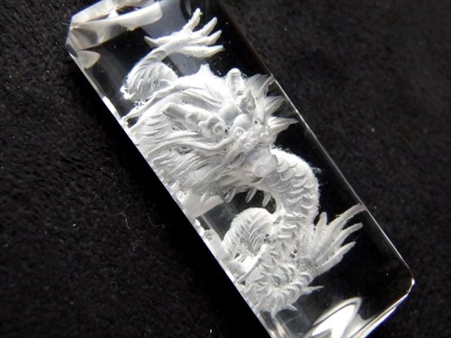 天然水晶 龍彫り ペンダントトップ サイズ 縦約35mm-37mm×幅約15mm 青