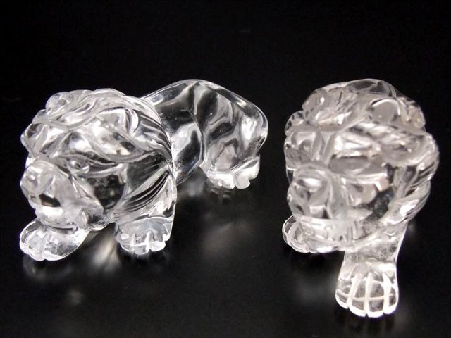 2匹セット ヒマラヤ産天然水晶 獅子 彫り置物 長さ50mm前後 1体の重さ