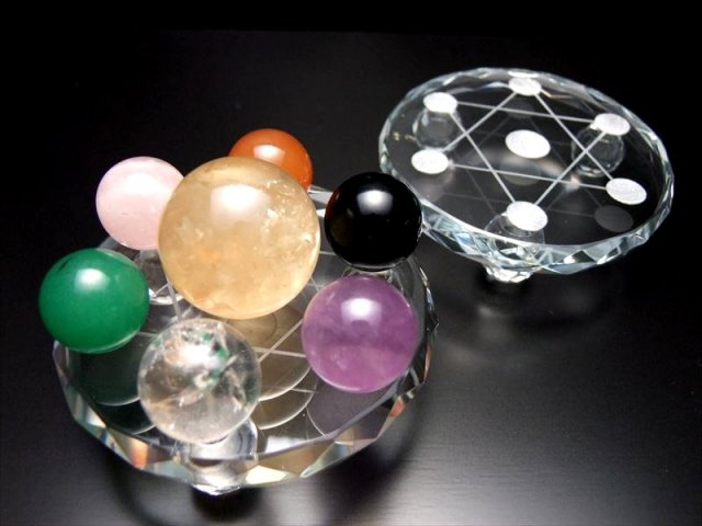 高品質ガラス製 七星陣盤セット 大人気丸玉 チャクラ7種の天然石&七星陣盤の8点セット 盤の直径約80mm 中心の石 直径約30-32mm パワーストーン 天然石