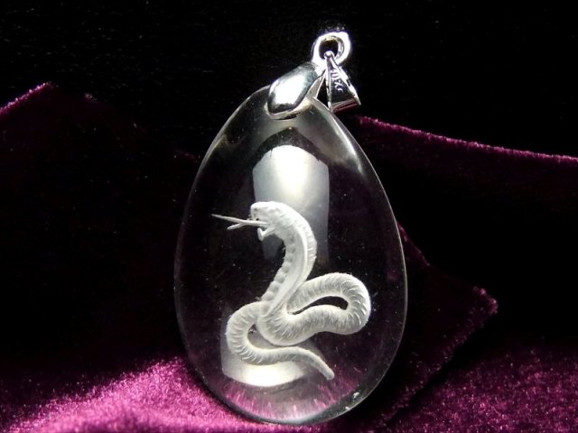 白ヘビ 蛇彫り 天然水晶 ペンダントトップ 最高の運気アップ サイズ  