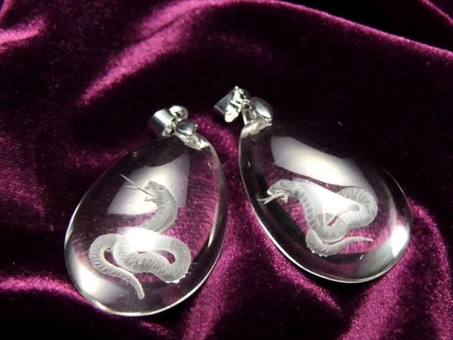 白ヘビ 蛇彫り 天然水晶 ペンダントトップ 最高の運気アップ サイズ  