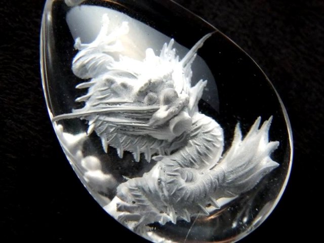 迫力 繊細手彫り 昇り龍 ドロップ型 天然水晶 龍彫り ペンダントトップ