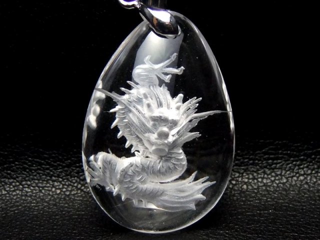 迫力 繊細手彫り 昇り龍 ドロップ型 天然水晶 龍彫り ペンダントトップ