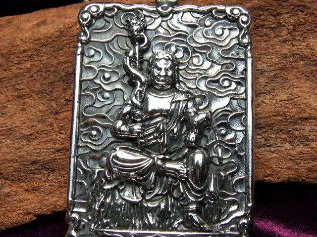 不動明王 高品質シルバー 両面彫刻 不動明王像 彫刻ペンダントトップ 縦約50mm1個売り キーホルダーにも使える大き目サイズ Silver925