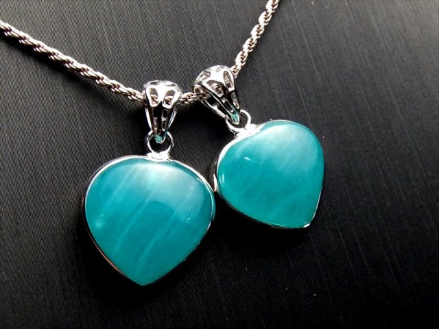 激安宣言 4A ネオンアマゾナイトペンダントトップ ぷっくりハート型 縦約15mm SILVER925 シルバー枠 ウイグル産 pe-