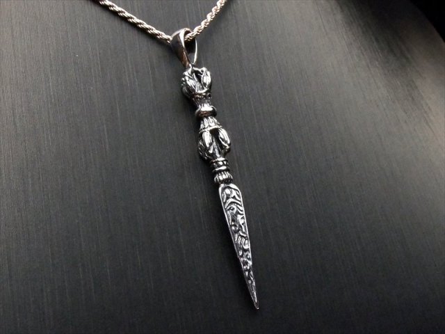 不動明王が持つ宝剣 九徹剣 シルバーペンダントトップ 縦56mm前後 1個