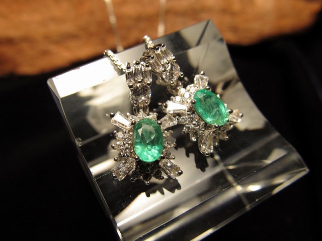 宝石質 5Aエメラルド ペンダントトップ 縦約6mm フラワーモチーフ