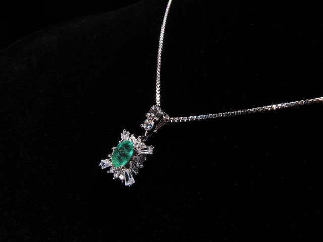 宝石質 5Aエメラルド ペンダントトップ 縦約6mm フラワーモチーフ