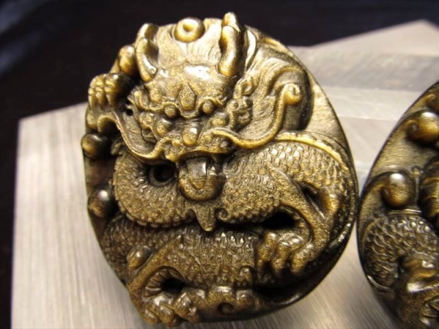 激安宣言 ドラゴン ゴールデンシャインオブシディアン 黒曜石 龍彫り カービングプレート 縦約52mm前後 浄化・魔除け お守りとしても メキシコ産 geki-obG34