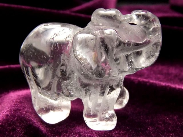 本水晶　モチーフ　象 幸運の象徴 天然水晶 象 ゾウ 彫り置物 サイズ 約30mm×40mm前後 仕事で