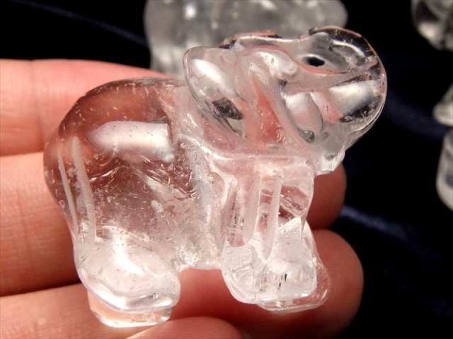 幸運の象徴 天然水晶 象 ゾウ 彫り置物 サイズ 約30mm×40mm前後 仕事で
