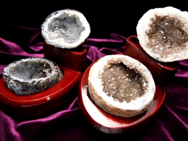 瑪瑙&水晶結晶 トレジャーアゲート 置物 重さ約220-250g ジオード水晶 木製台付き トレジャーメノウ ブラジル産 ngt